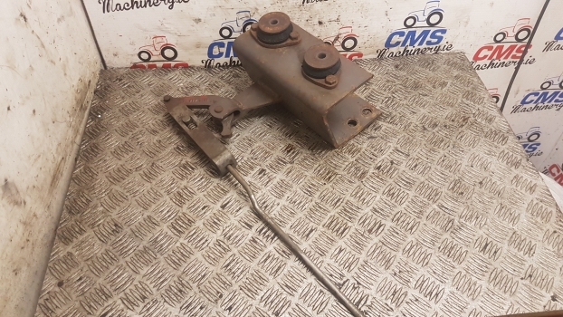 Massey Ferguson 690, 698, 699 Cab Suspension Bracket Mounting Rhs 1679774m93 - Kabīnes piekare - Traktors: foto 1 Massey Ferguson 690, 698, 699 Cab Suspension Bracket Mounting Rhs 1679774m93 - Kabīnes piekare - Traktors: foto 1
