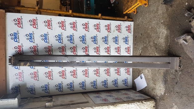 Massey Ferguson 8140,8150 Or 8160 4 Wheel Drive Shaft Cover 3712089m91 - Pusass - Traktors: foto 1 Massey Ferguson 8140,8150 Or 8160 4 Wheel Drive Shaft Cover 3712089m91 - Pusass - Traktors: foto 1