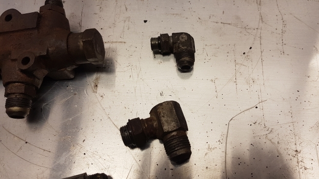 Massey Ferguson 2600 And 2700 Series Pressure Valve 3042378m2 - Rezerves daļa - Traktors: foto 3 Massey Ferguson 2600 And 2700 Series Pressure Valve 3042378m2 - Rezerves daļa - Traktors: foto 3