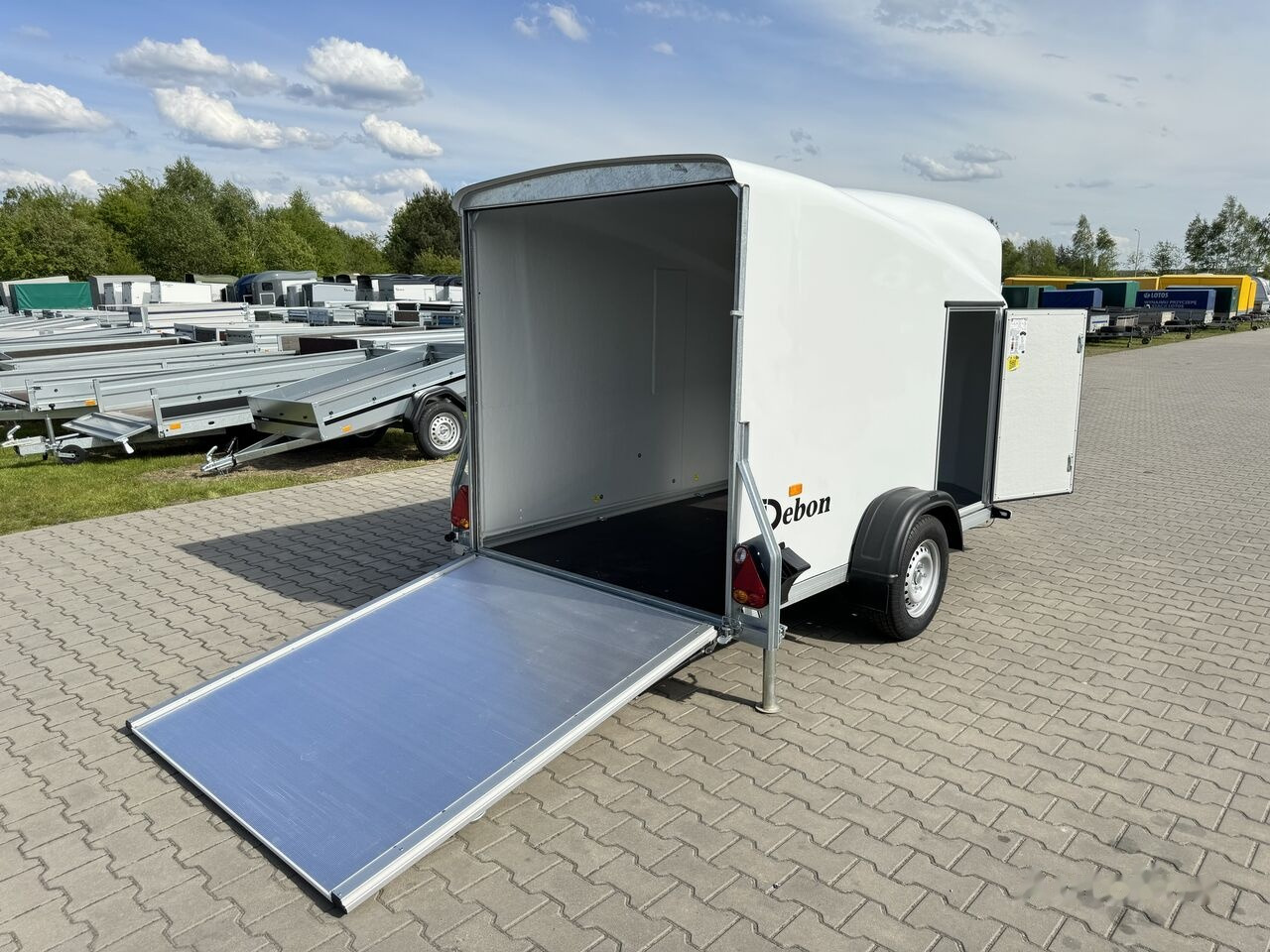 Debon Cargo 1300 + side doors 1.3T GVW trailer cargo van box white - Piekabe slēgtā virsbūve: foto 2 Debon Cargo 1300 + side doors 1.3T GVW trailer cargo van box white - Piekabe slēgtā virsbūve: foto 2