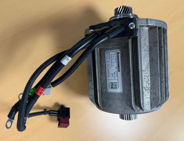 Jungheinrich 51050621 | Drive motor AF 4D4-L1 I/N 1011130 3 x14V 1,0 KW sn. JA18 - Elektrosistēma - Iekraušanas tehnika: foto 1 Jungheinrich 51050621 | Drive motor AF 4D4-L1 I/N 1011130 3 x14V 1,0 KW sn. JA18 - Elektrosistēma - Iekraušanas tehnika: foto 1