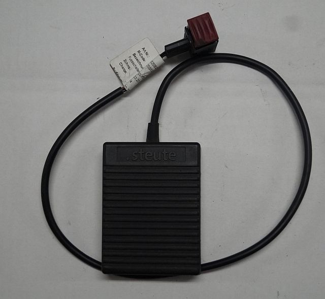 Jungheinrich 51258535 | Voet schakelaar Foot switch Kf1W700 complete with 4 pin Voet schakelaar Foot switch Kf1W700 complete with 4 pin Saab connector with switch contact Steute - Elektrosistēma - Iekraušanas tehnika: foto 1 Jungheinrich 51258535 | Voet schakelaar Foot switch Kf1W700 complete with 4 pin Voet schakelaar Foot switch Kf1W700 complete with 4 pin Saab connector with switch contact Steute - Elektrosistēma - Iekraušanas tehnika: foto 1