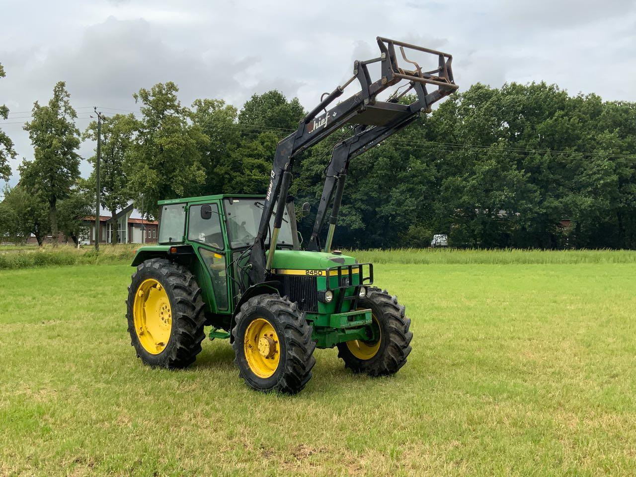 John Deere 2450A - Traktors: foto 1 John Deere 2450A - Traktors: foto 1