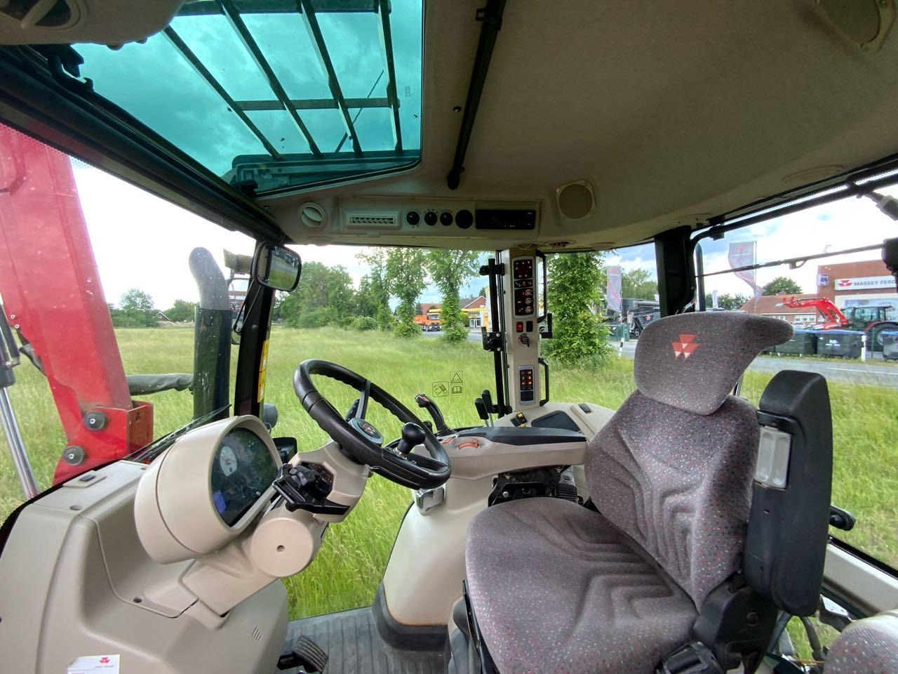 Massey Ferguson MF 5613 Dyna6 Efficient - Traktors: foto 4 Massey Ferguson MF 5613 Dyna6 Efficient - Traktors: foto 4