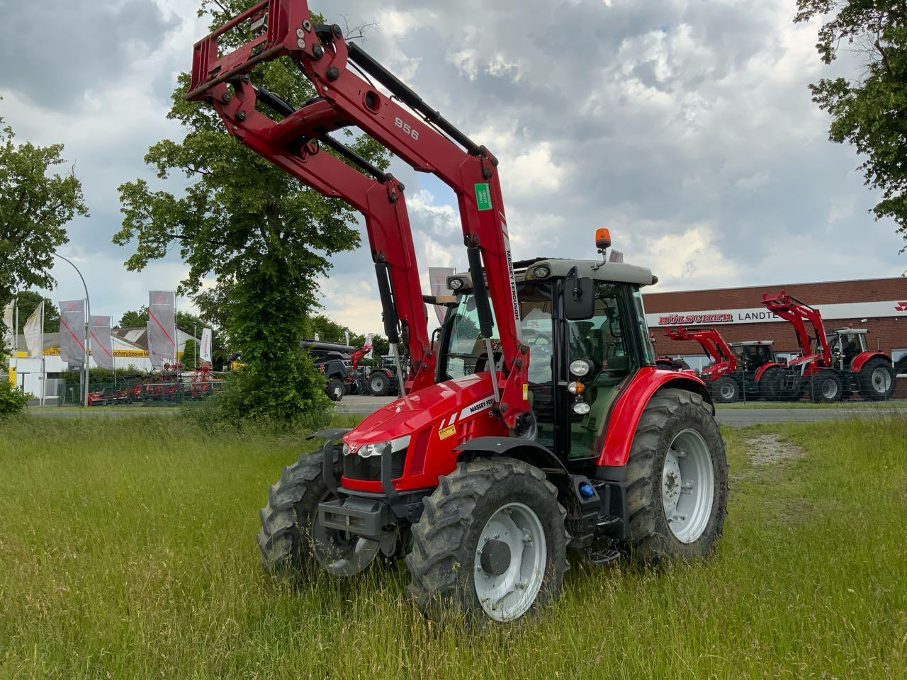 Massey Ferguson MF 5613 Dyna6 Efficient - Traktors: foto 1 Massey Ferguson MF 5613 Dyna6 Efficient - Traktors: foto 1