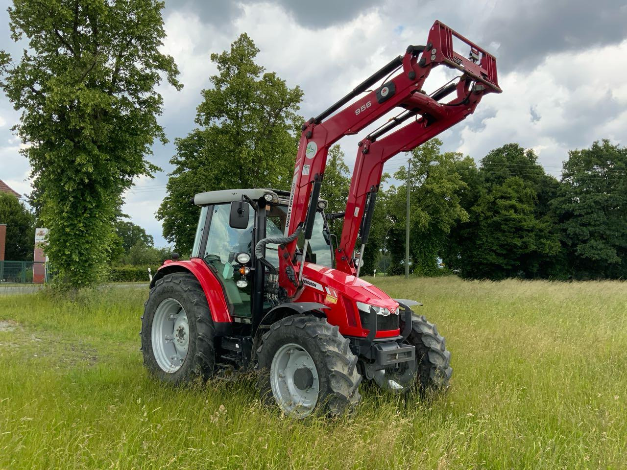 Massey Ferguson MF 5613 Dyna6 Efficient - Traktors: foto 2 Massey Ferguson MF 5613 Dyna6 Efficient - Traktors: foto 2
