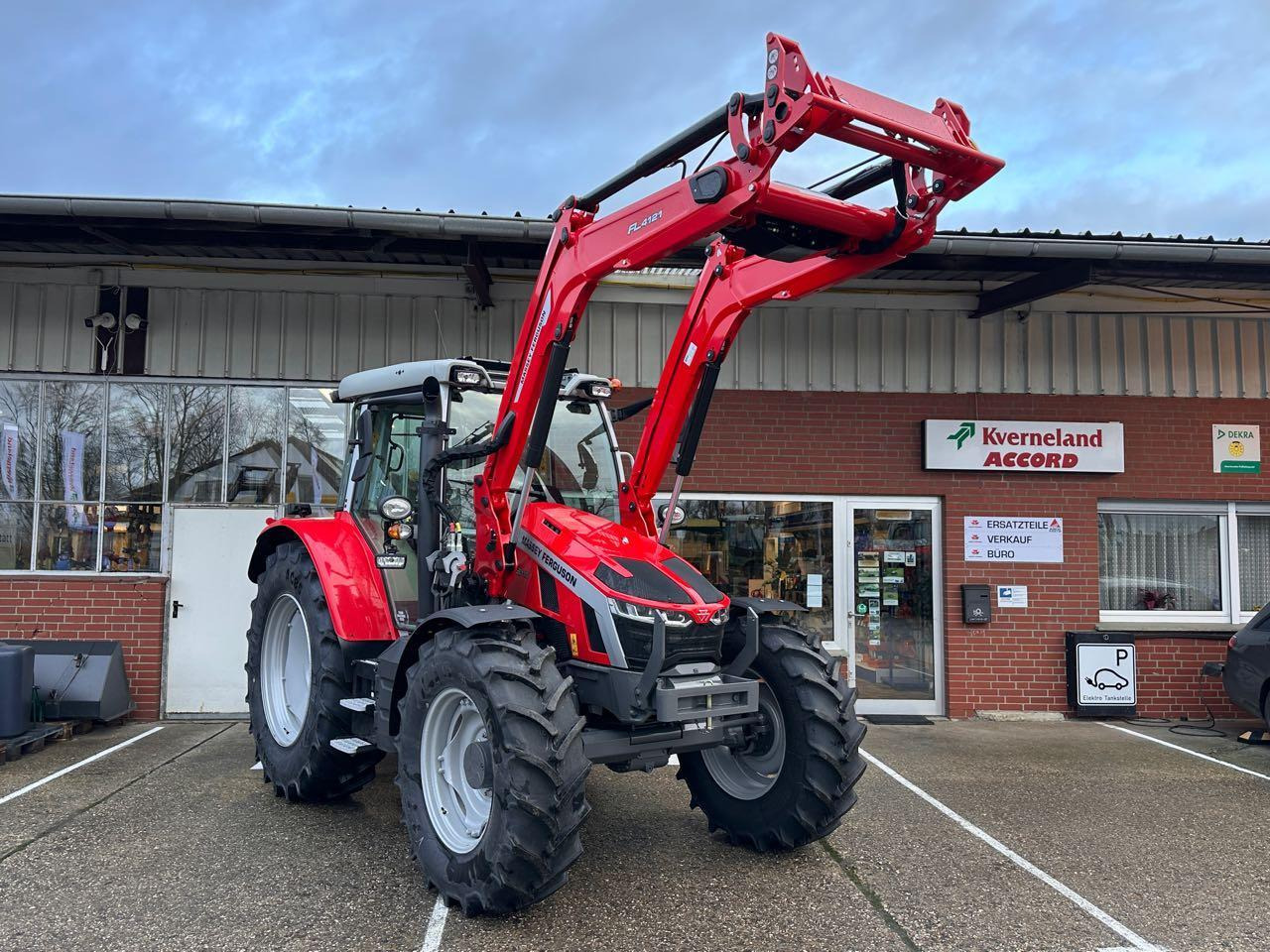 Massey Ferguson MF 5S.115 DYNA-6 - Traktors: foto 1 Massey Ferguson MF 5S.115 DYNA-6 - Traktors: foto 1