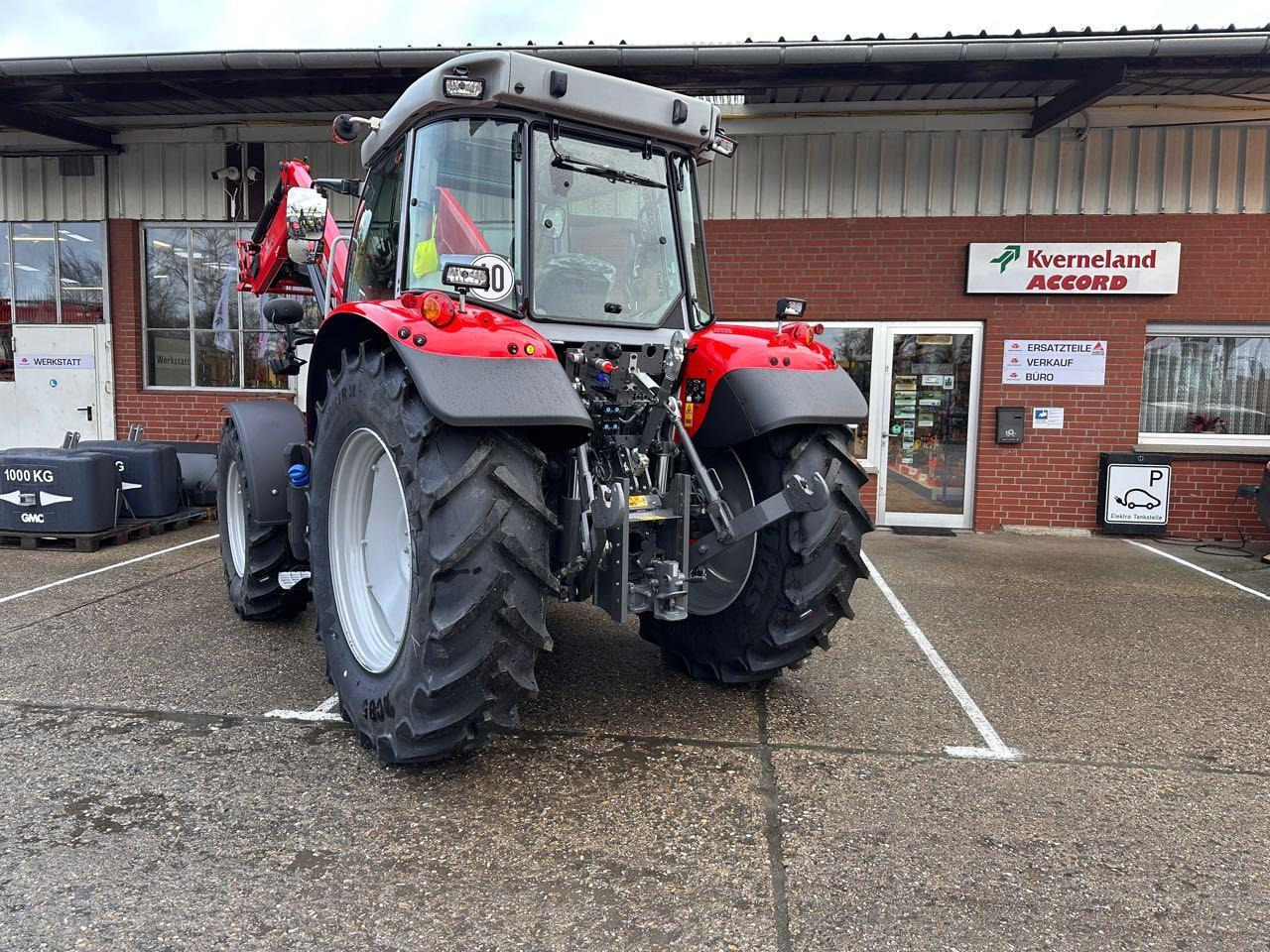 Massey Ferguson MF 5S.115 DYNA-6 - Traktors: foto 4 Massey Ferguson MF 5S.115 DYNA-6 - Traktors: foto 4