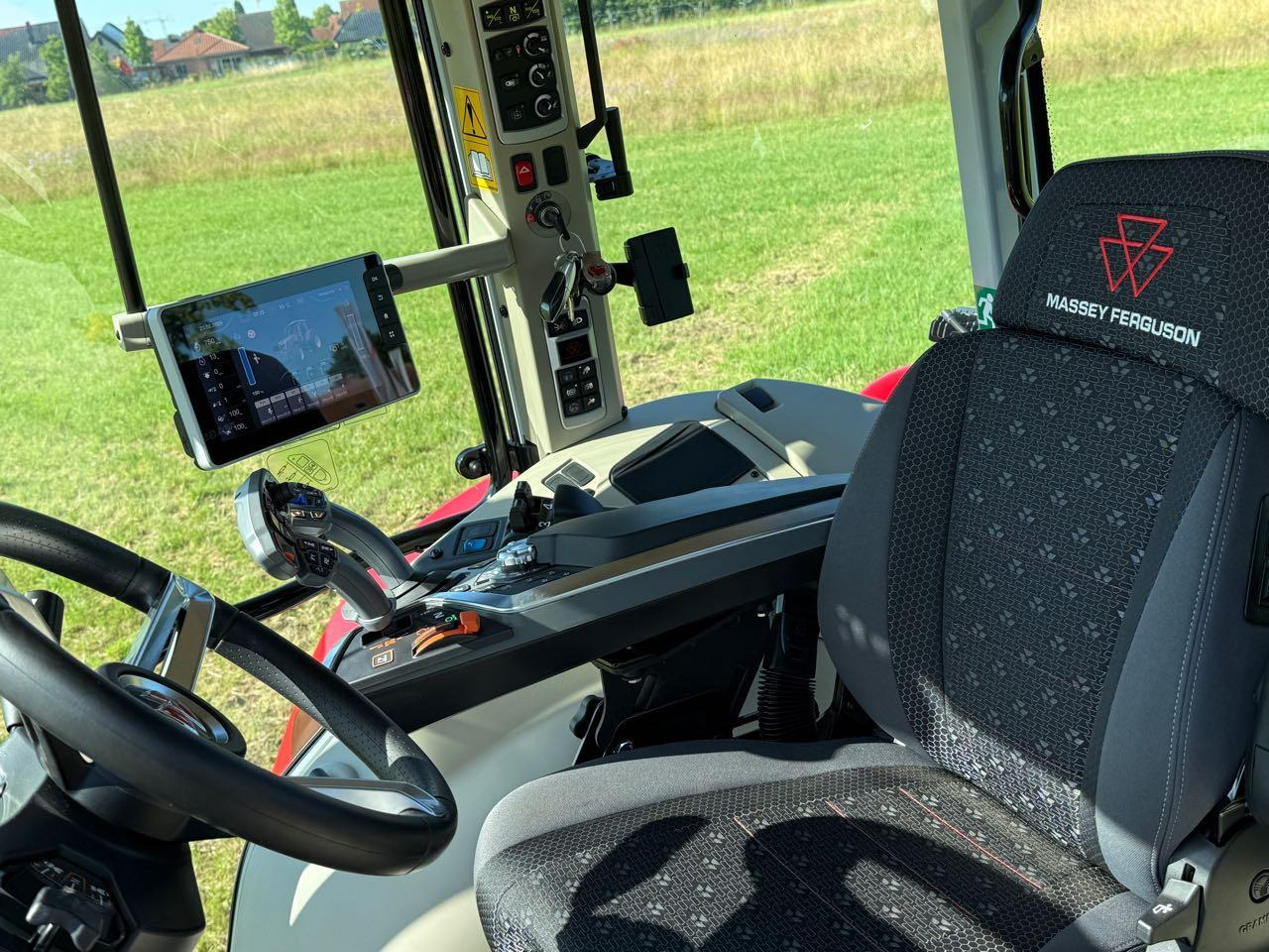 Massey Ferguson MF 6S.165 DYNA-VT - Traktors: foto 4 Massey Ferguson MF 6S.165 DYNA-VT - Traktors: foto 4