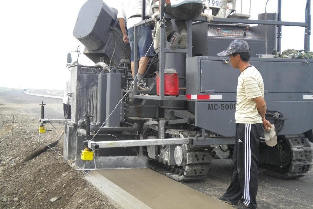 Kinglink MC5000 Concrete slipform paver for road ditch and gutter - Betona ieklājējs: foto 2 Kinglink MC5000 Concrete slipform paver for road ditch and gutter - Betona ieklājējs: foto 2