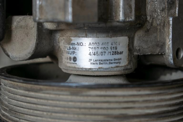 MERCEDES-BENZ SPRINTER (903) 313 CDI HYDRAULIC POWER STEERING PUMP - Stūres pastiprinātāja sūknis - Kravas automašīna: foto 3 MERCEDES-BENZ SPRINTER (903) 313 CDI HYDRAULIC POWER STEERING PUMP - Stūres pastiprinātāja sūknis - Kravas automašīna: foto 3