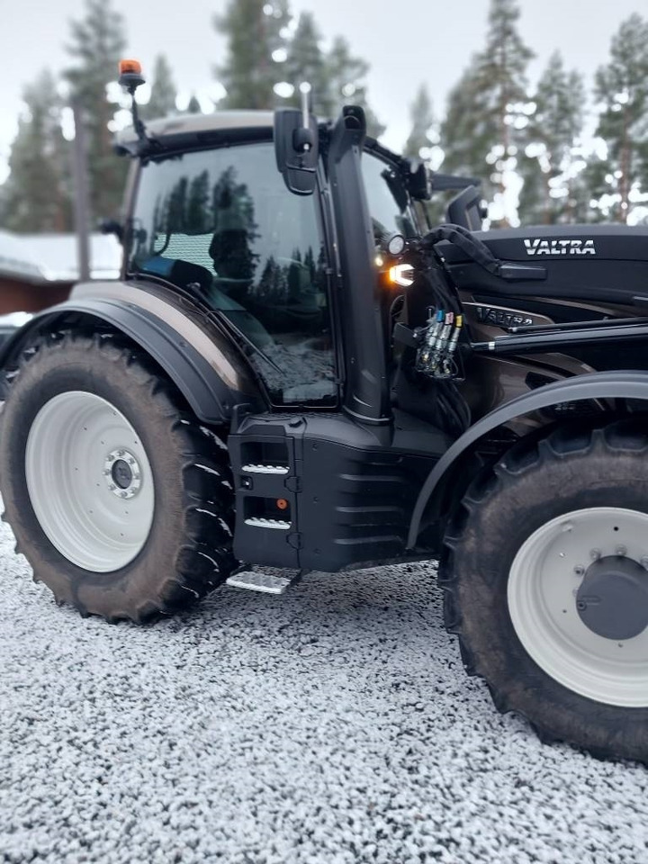 Valtra T 235 - Traktors: foto 2 Valtra T 235 - Traktors: foto 2