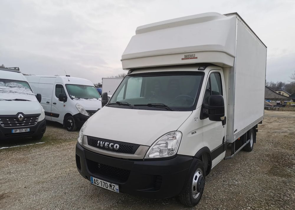 Iveco 3.0-150KM Daily 35C15 Kontener winda Dhollandia 750kg długi 35-150 Klimatyzacja długi rozstaw - Furgons ar slēgtā virsbūve: foto 2 Iveco 3.0-150KM Daily 35C15 Kontener winda Dhollandia 750kg długi 35-150 Klimatyzacja długi rozstaw - Furgons ar slēgtā virsbūve: foto 2