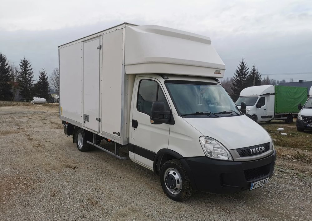 Iveco 3.0-150KM Daily 35C15 Kontener winda Dhollandia 750kg długi 35-150 Klimatyzacja długi rozstaw - Furgons ar slēgtā virsbūve: foto 3 Iveco 3.0-150KM Daily 35C15 Kontener winda Dhollandia 750kg długi 35-150 Klimatyzacja długi rozstaw - Furgons ar slēgtā virsbūve: foto 3