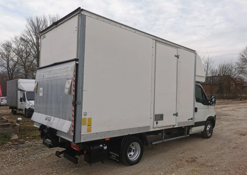 Iveco 3.0-150KM Daily 35C15 Kontener winda Dhollandia 750kg długi 35-150 Klimatyzacja długi rozstaw - Furgons ar slēgtā virsbūve: foto 5 Iveco 3.0-150KM Daily 35C15 Kontener winda Dhollandia 750kg długi 35-150 Klimatyzacja długi rozstaw - Furgons ar slēgtā virsbūve: foto 5