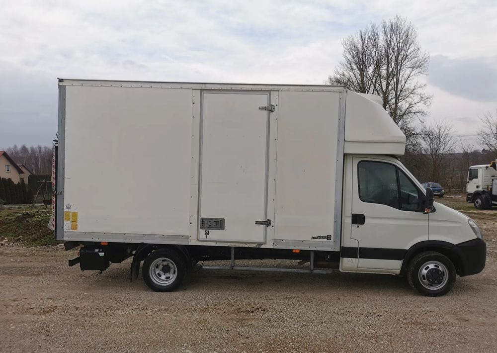 Iveco 3.0-150KM Daily 35C15 Kontener winda Dhollandia 750kg długi 35-150 Klimatyzacja długi rozstaw - Furgons ar slēgtā virsbūve: foto 4 Iveco 3.0-150KM Daily 35C15 Kontener winda Dhollandia 750kg długi 35-150 Klimatyzacja długi rozstaw - Furgons ar slēgtā virsbūve: foto 4