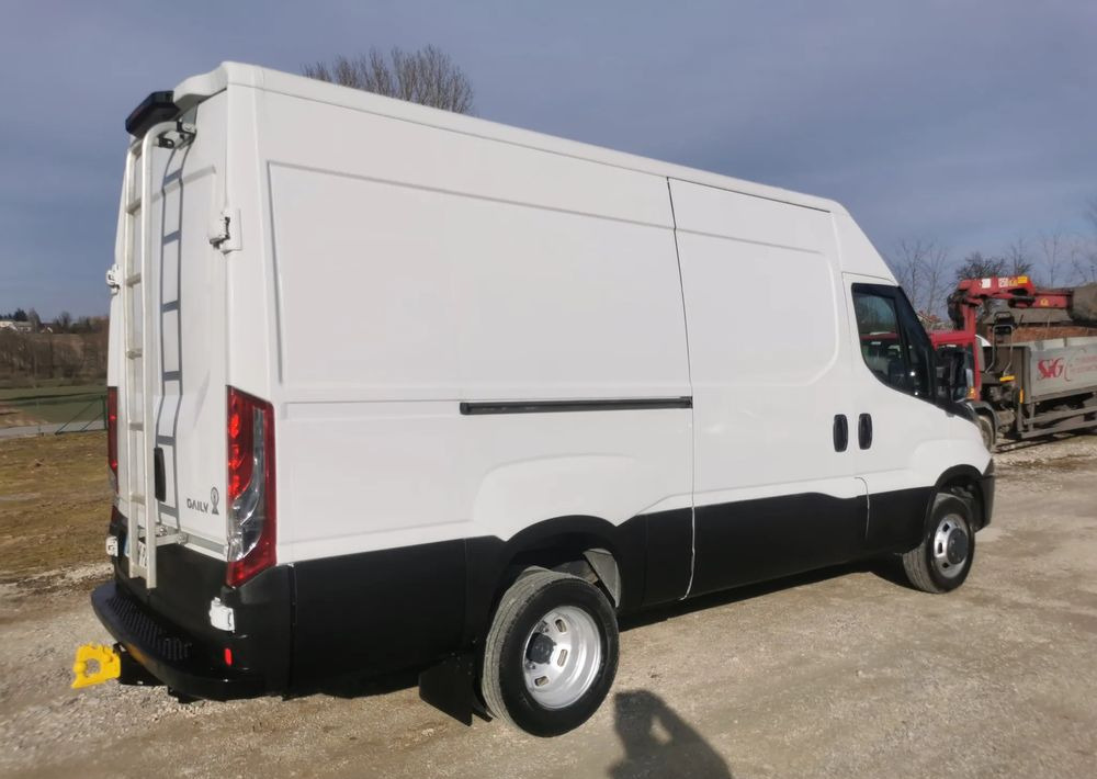 Iveco 35C13 Daily L3H2 bliźniak Klima 2.3-130KM 6-biegów Hak podwójne koła 35-130 L4H2 - Kravas mikroautobuss: foto 5 Iveco 35C13 Daily L3H2 bliźniak Klima 2.3-130KM 6-biegów Hak podwójne koła 35-130 L4H2 - Kravas mikroautobuss: foto 5