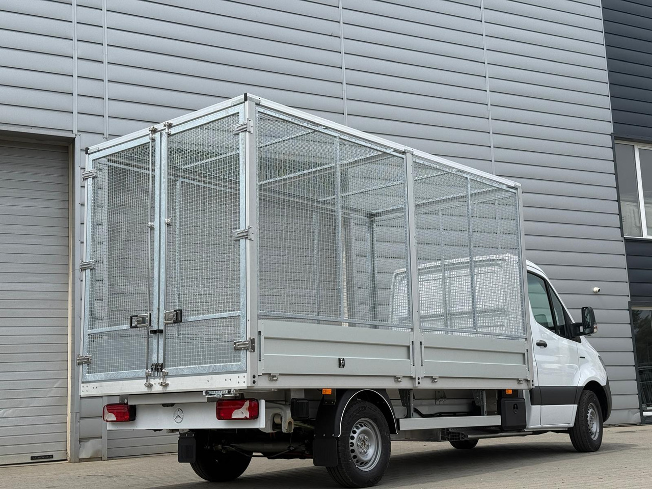 Mercedes eSprinter - Automašīna ar kravas platformu, Elektriskais furgons: foto 3 Mercedes eSprinter - Automašīna ar kravas platformu, Elektriskais furgons: foto 3