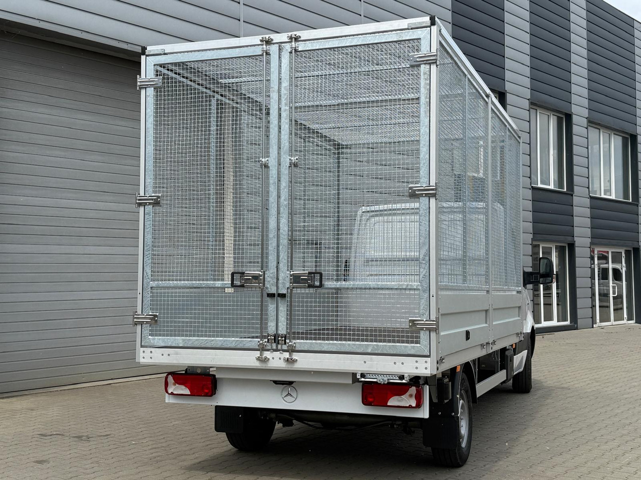 Mercedes eSprinter - Automašīna ar kravas platformu, Elektriskais furgons: foto 4 Mercedes eSprinter - Automašīna ar kravas platformu, Elektriskais furgons: foto 4