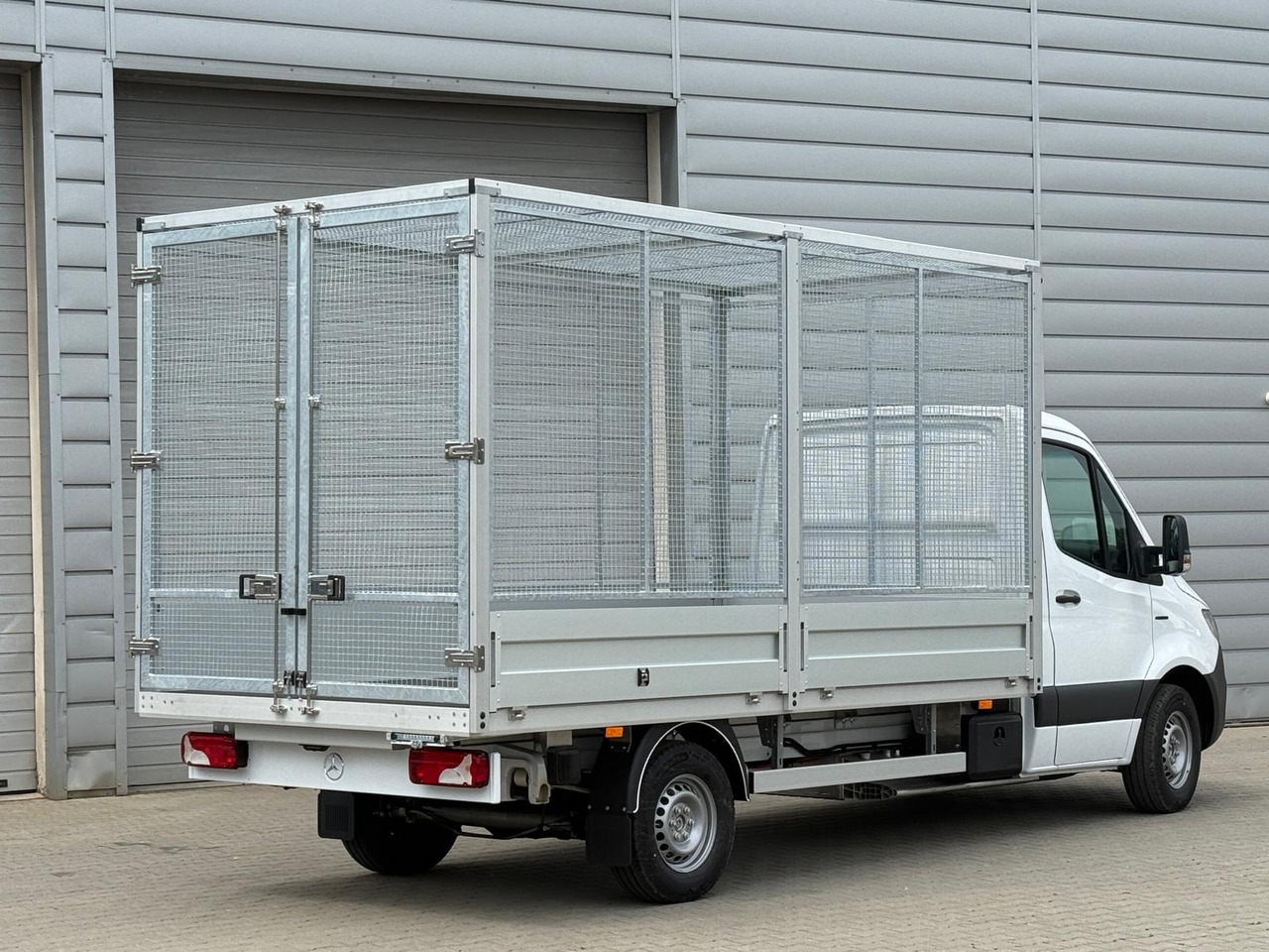 Mercedes eSprinter - Automašīna ar kravas platformu, Elektriskais furgons: foto 2 Mercedes eSprinter - Automašīna ar kravas platformu, Elektriskais furgons: foto 2