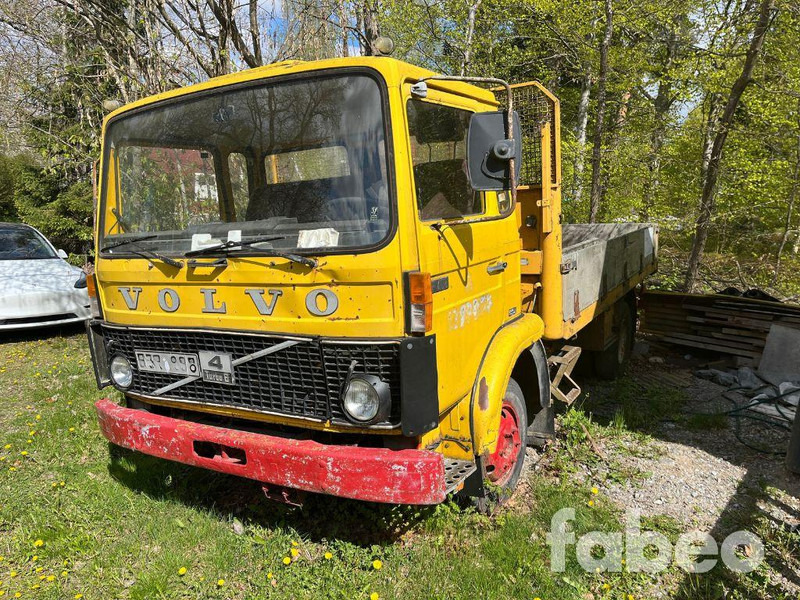 Volvo F408 - Bortu kravas automašīna/ Platforma, Kravas auto ar manipulatoru: foto 1 Volvo F408 - Bortu kravas automašīna/ Platforma, Kravas auto ar manipulatoru: foto 1