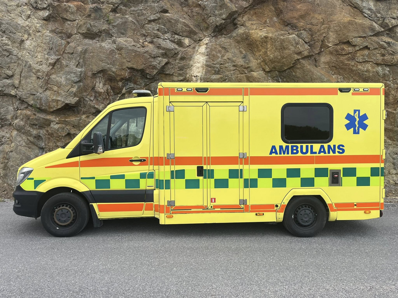 MERCEDES-BENZ Sprinter 319 - AMBULANCE / Krankenwagen / швидка допомога - Ātrās palīdzības mašīna: foto 2 MERCEDES-BENZ Sprinter 319 - AMBULANCE / Krankenwagen / швидка допомога - Ātrās palīdzības mašīna: foto 2