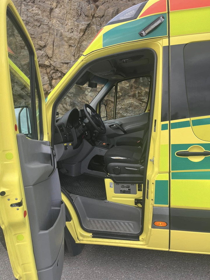 Ātrās palīdzības mašīna Mercedes-Benz Sprinter 319 - AMBULANCE / Krankenwagen: foto 20