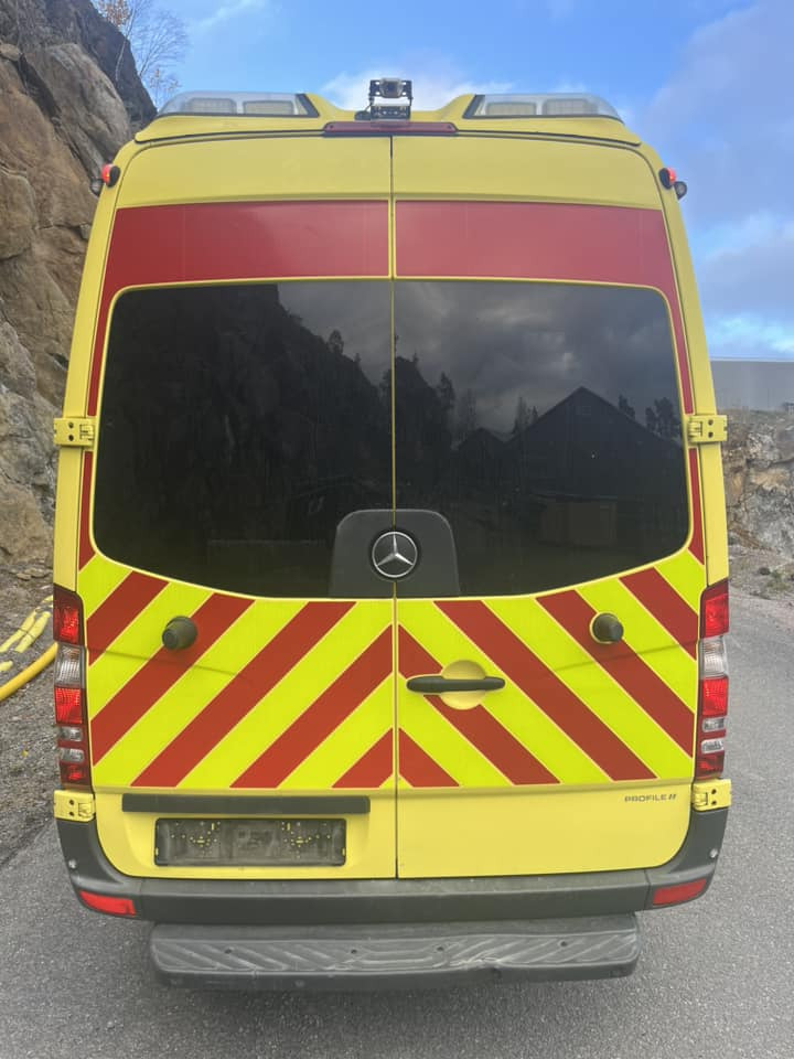 Ātrās palīdzības mašīna Mercedes-Benz Sprinter 319 - AMBULANCE / Krankenwagen: foto 7