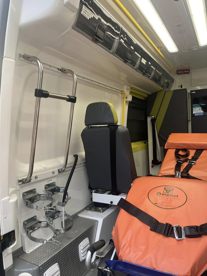Ātrās palīdzības mašīna Mercedes-Benz Sprinter 319 - AMBULANCE / Krankenwagen: foto 10