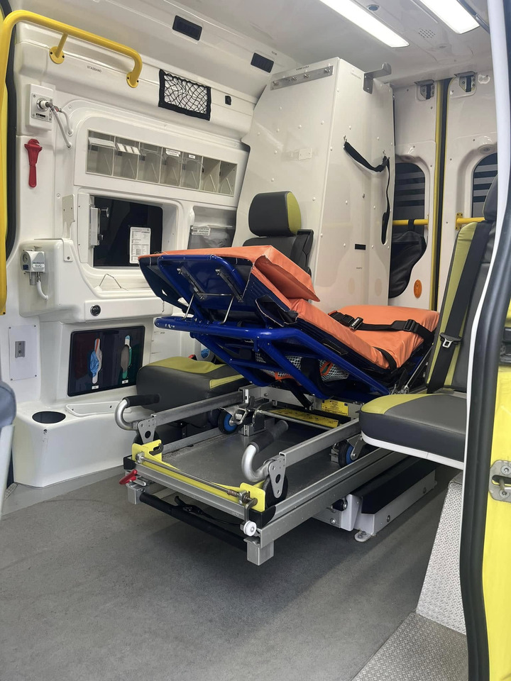 Ātrās palīdzības mašīna Mercedes-Benz Sprinter 319 - AMBULANCE / Krankenwagen: foto 18
