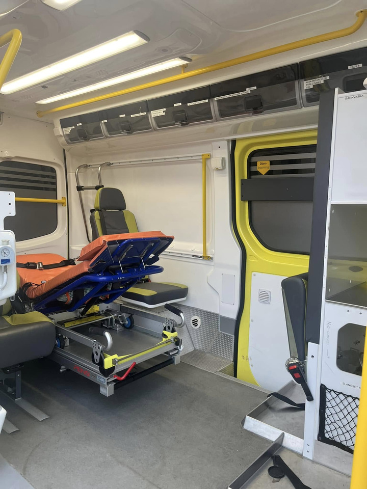 Ātrās palīdzības mašīna Mercedes-Benz Sprinter 319 - AMBULANCE / Krankenwagen: foto 12