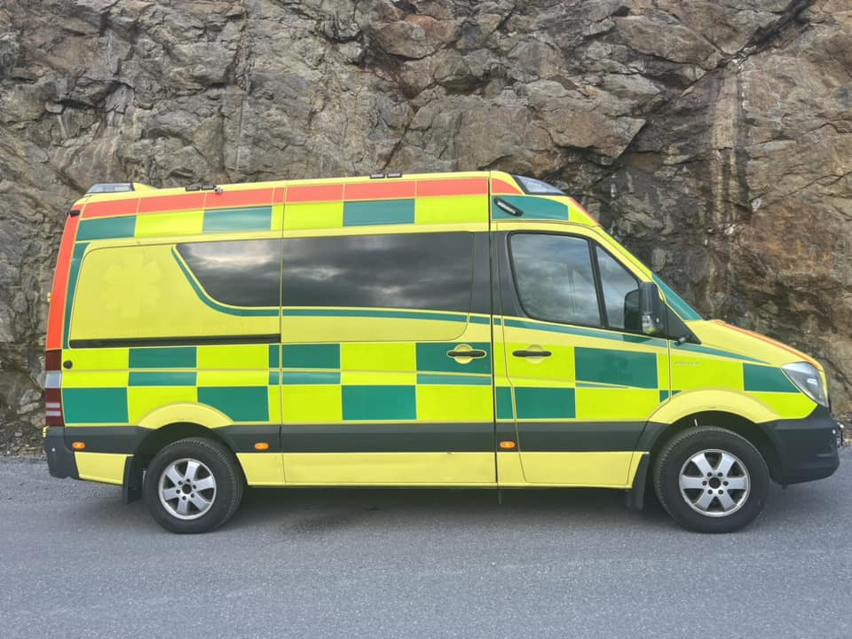 Ātrās palīdzības mašīna Mercedes-Benz Sprinter 319 - AMBULANCE / Krankenwagen: foto 6