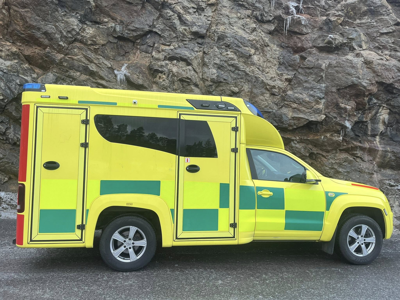 VOLKSWAGEN Amarok 4motion - Ātrās palīdzības mašīna: foto 4 VOLKSWAGEN Amarok 4motion - Ātrās palīdzības mašīna: foto 4
