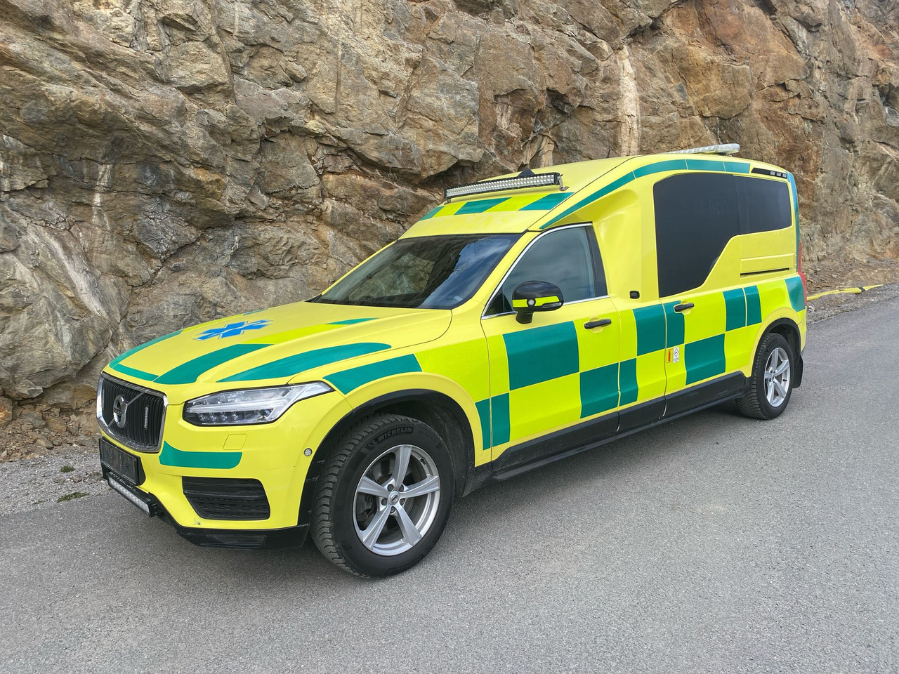 Volvo Nilsson XC90 D5 AWD - Ambulance - RESERVERAD !! - Ātrās palīdzības mašīna: foto 2 Volvo Nilsson XC90 D5 AWD - Ambulance - RESERVERAD !! - Ātrās palīdzības mašīna: foto 2
