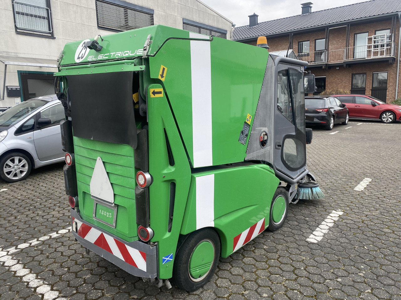 TENNANT Green Machines 500 ZE electric 500 ZE - Ielu tīrīšanas mašīna: foto 2 TENNANT Green Machines 500 ZE electric 500 ZE - Ielu tīrīšanas mašīna: foto 2
