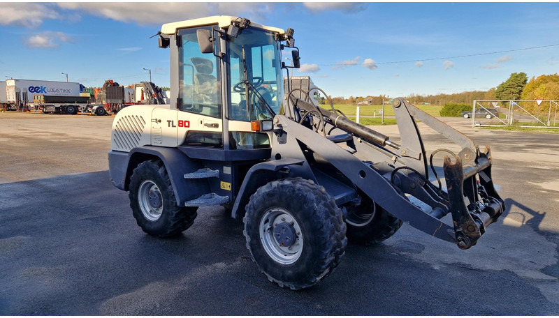 Terex TL80 4X4 + tools - Riteņu iekrāvējs: foto 2 Terex TL80 4X4 + tools - Riteņu iekrāvējs: foto 2