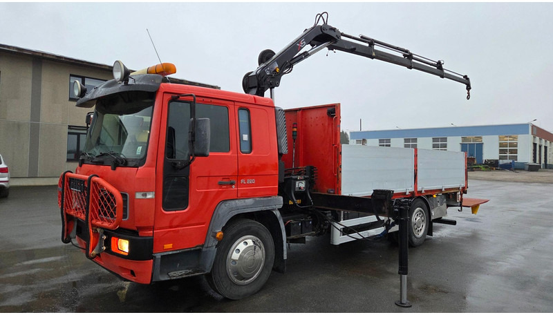 Volvo FL220 4X2 HIAB 077 - Bortu kravas automašīna/ Platforma, Kravas auto ar manipulatoru: foto 1 Volvo FL220 4X2 HIAB 077 - Bortu kravas automašīna/ Platforma, Kravas auto ar manipulatoru: foto 1
