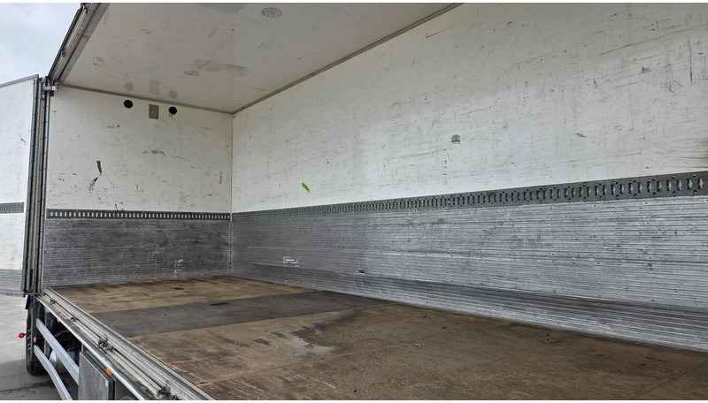 Kravas automašīna ar slēgto virsbūvi Volvo FM330 4X2: foto 12