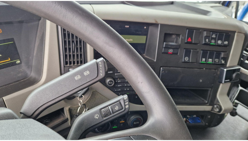 Kravas automašīna ar slēgto virsbūvi Volvo FM330 4X2: foto 11