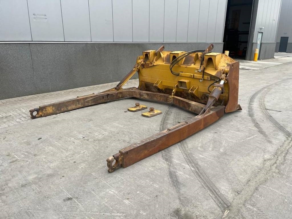 CAT D 6 XL Blade + Pusharms - Vērstuve: foto 3 CAT D 6 XL Blade + Pusharms - Vērstuve: foto 3