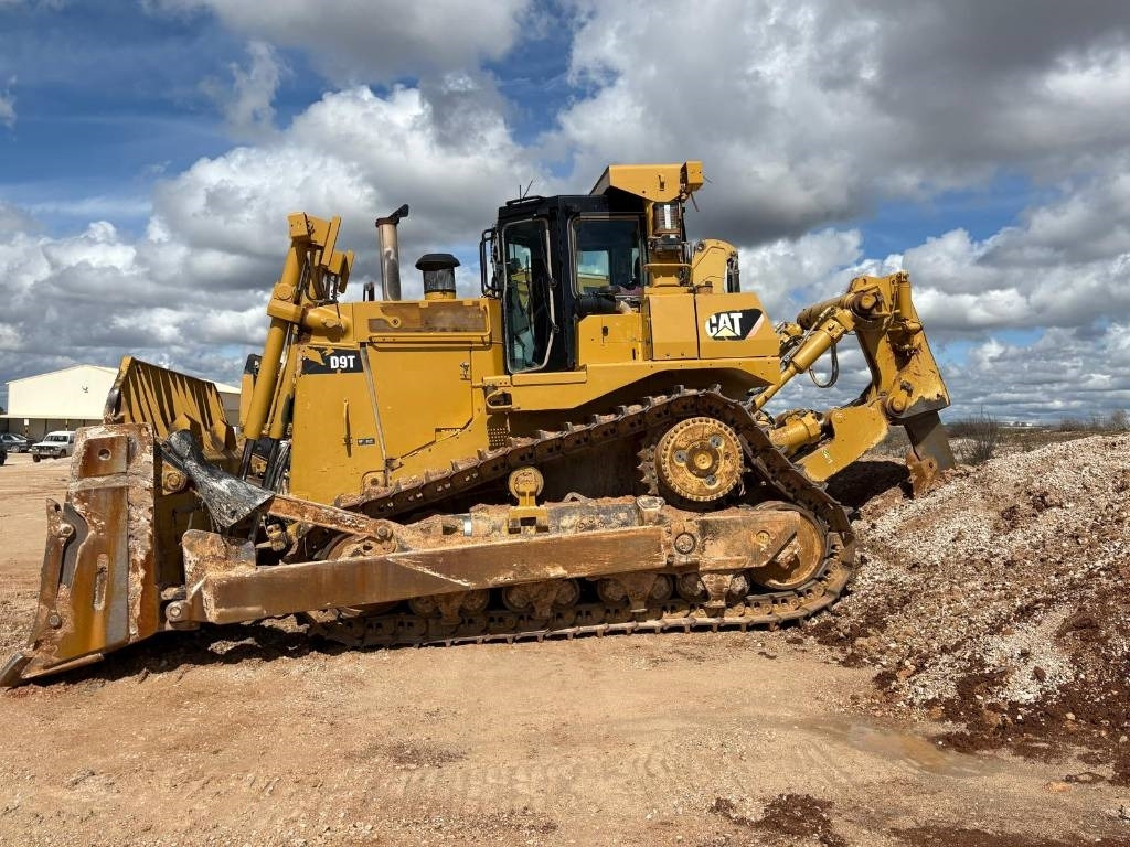 CAT D 9 T (CE Certified / New Undercarriage) - Buldozers: foto 2 CAT D 9 T (CE Certified / New Undercarriage) - Buldozers: foto 2