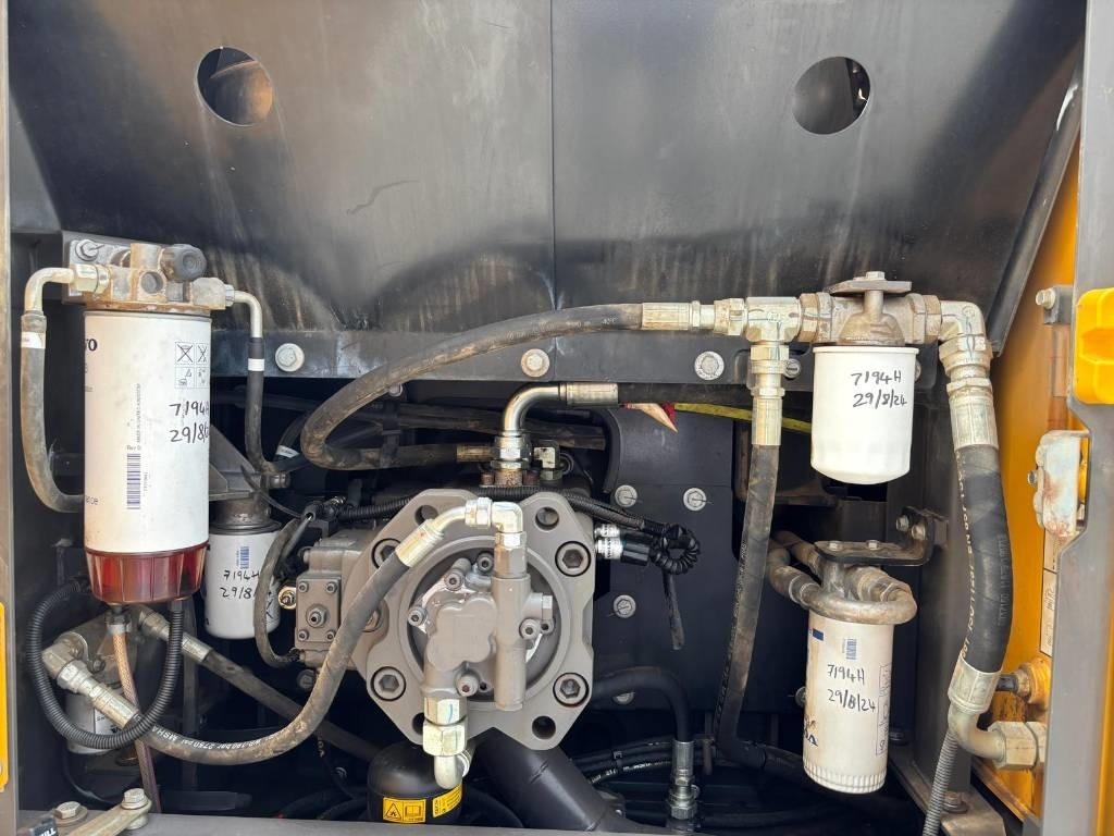 Kāpurķēžu ekskavators Volvo EC 220 EL (new undercarriage): foto 14