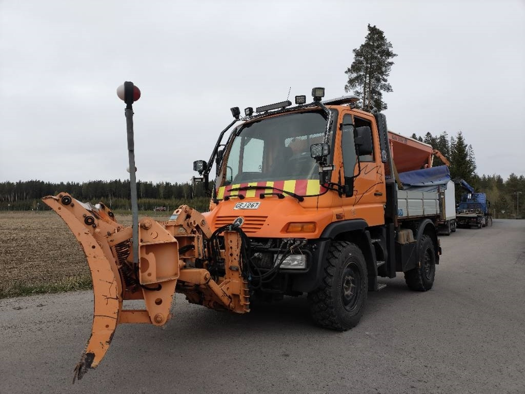 Mercedes-Benz Unimog ,hiekoitin,aura,kippilava - Sniega novākšanas tehnika: foto 1 Mercedes-Benz Unimog ,hiekoitin,aura,kippilava - Sniega novākšanas tehnika: foto 1
