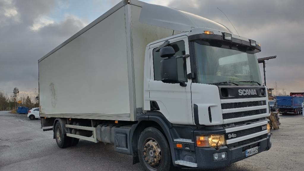 Scania P94 kokosivuaukeva kori+pl-nostin - Kravas automašīna ar slēgto virsbūvi: foto 2 Scania P94 kokosivuaukeva kori+pl-nostin - Kravas automašīna ar slēgto virsbūvi: foto 2