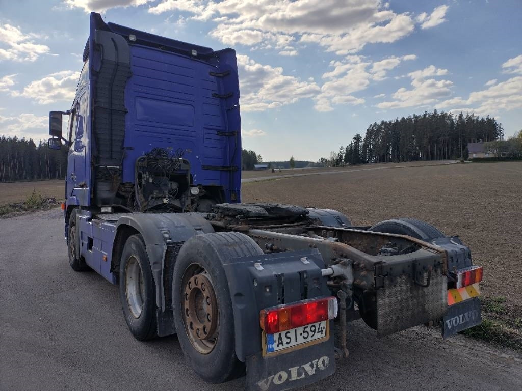 Volvo FH12 6x2 takateli veturi, leima 05/25 - Vilcējs: foto 4 Volvo FH12 6x2 takateli veturi, leima 05/25 - Vilcējs: foto 4