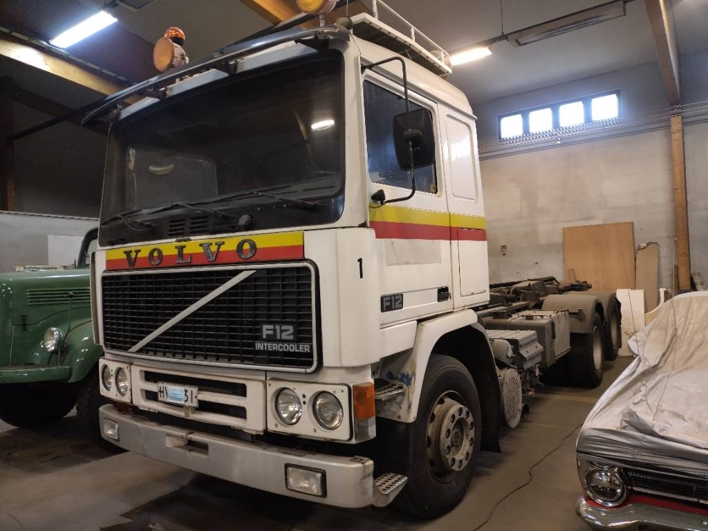 Volvo F12 6x2 ketjulaitteilla, Museointiin - Būvgružu konteineru vedējs: foto 1 Volvo F12 6x2 ketjulaitteilla, Museointiin - Būvgružu konteineru vedējs: foto 1