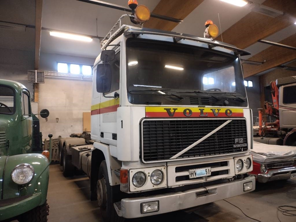 Volvo F12 6x2 ketjulaitteilla, Museointiin - Būvgružu konteineru vedējs: foto 2 Volvo F12 6x2 ketjulaitteilla, Museointiin - Būvgružu konteineru vedējs: foto 2