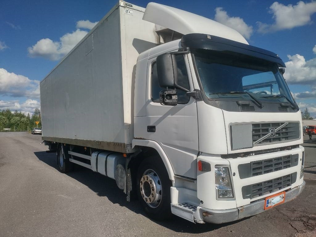 Volvo FM9 4x2 8,40m pitkä kylkiaukeava kori - Kravas automašīna ar slēgto virsbūvi: foto 2 Volvo FM9 4x2 8,40m pitkä kylkiaukeava kori - Kravas automašīna ar slēgto virsbūvi: foto 2