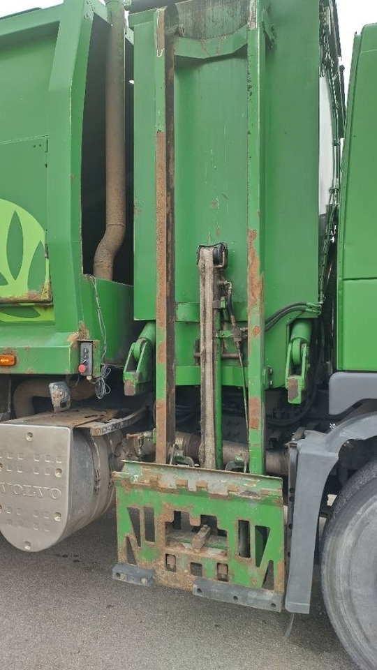 Volvo FM9 6x2 pakkaaja +nostin +etukippo - Atkritumu vedējs: foto 3 Volvo FM9 6x2 pakkaaja +nostin +etukippo - Atkritumu vedējs: foto 3