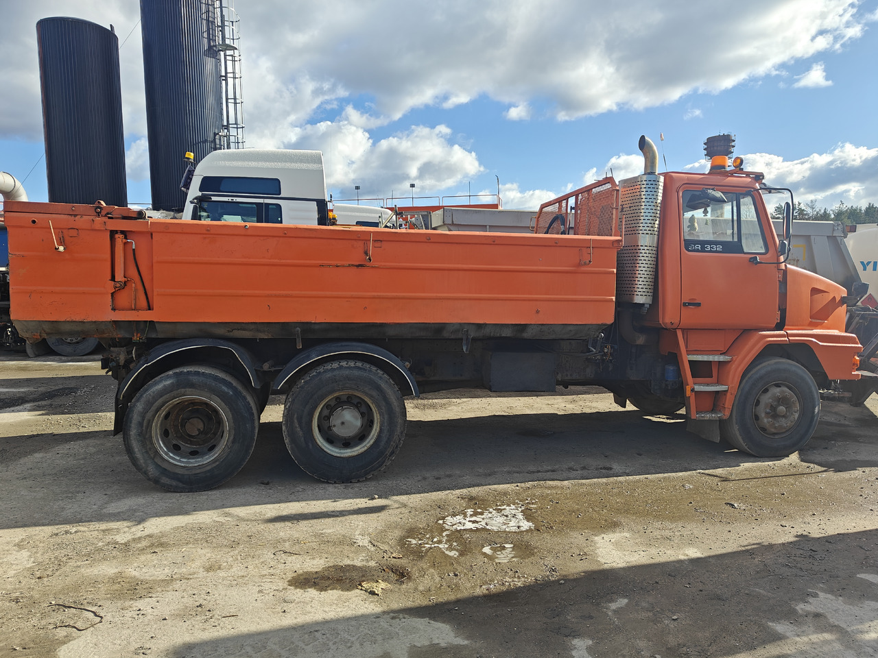 SISU SR 332 - Kravas automašīna pašizgāzējs: foto 1 SISU SR 332 - Kravas automašīna pašizgāzējs: foto 1